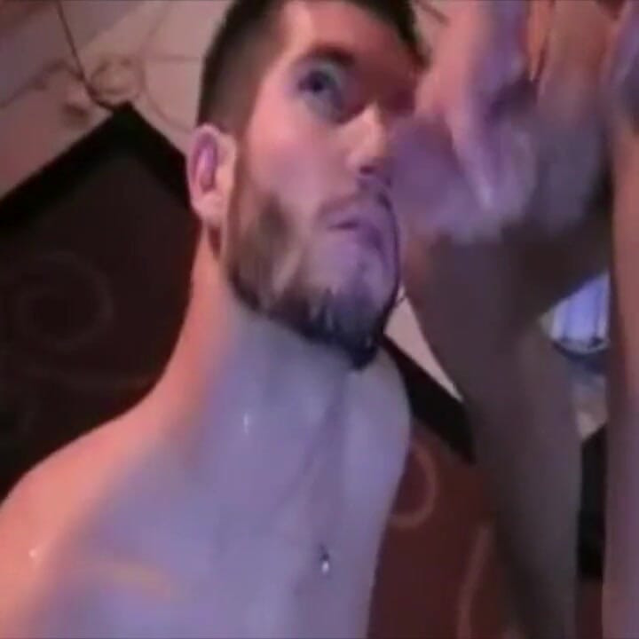 Max üniformalı heteroseksüel bir tesisatçıyı sikiyor