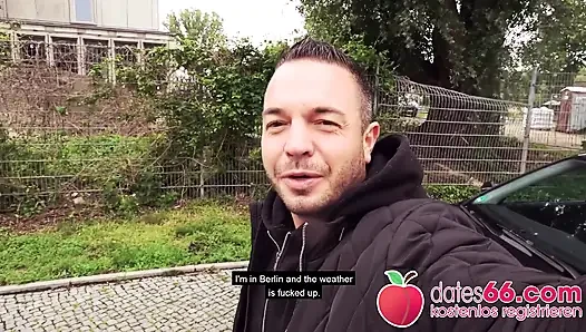 Pantat sempurna Teenie lullu gun dientot di dalam mobil
