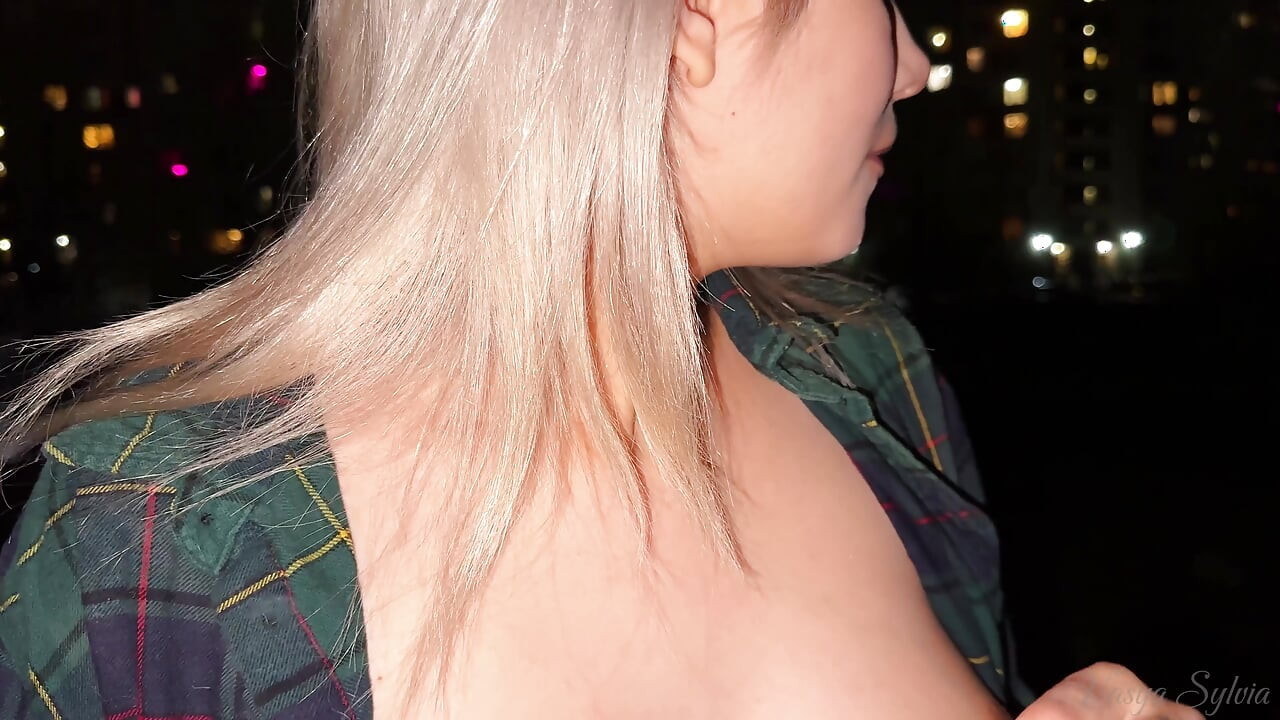 Rauchende Blondine mit nacktem Rauchen in der Öffentlichkeit!