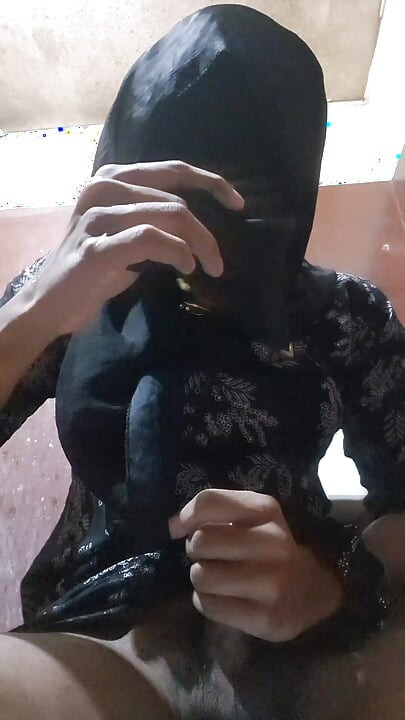 Hijabi sissy cum