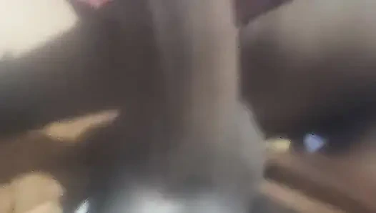 Üvey kız kardeşim penisimi elinde tutuyor ve sallıyor