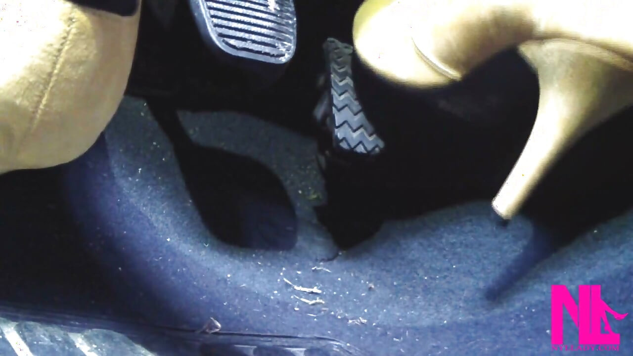 Revving en botas amarillas y pantimedias negras