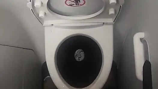 Uçak banyosunda mastürbasyon ve boşalma.