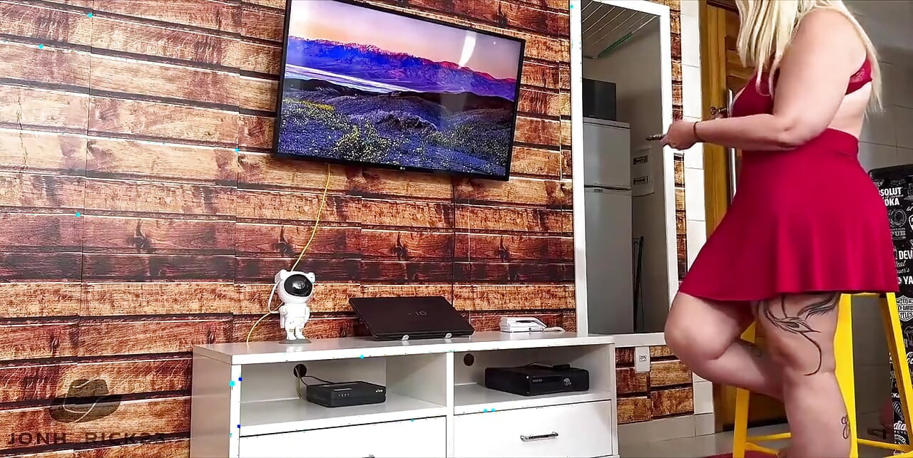 A TV da minha vizinha se desestabrou e ela me chamou para quebrar sua bunda
