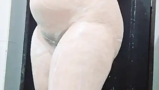 Aku bertemu denganku saat aku mandi gadis India desi panas