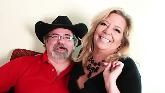 Sexy blondine mit dicken möpsen liebt den jungen schwanz in der muschi im mund