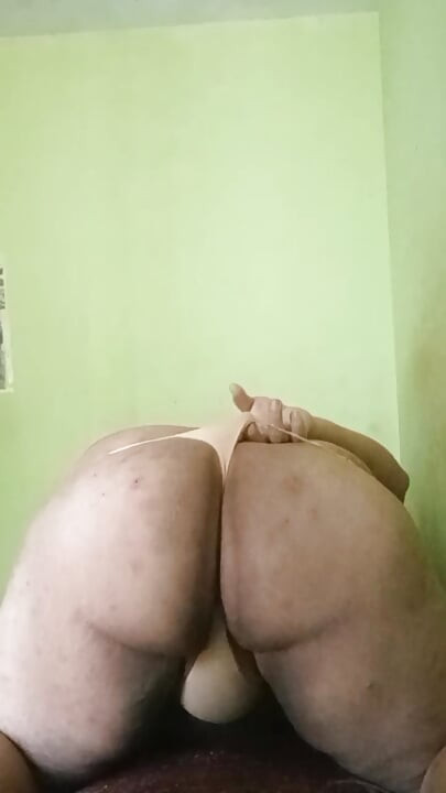 Perra gorda muestra Su culo para ti