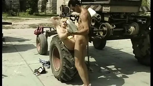 Wunderschöne blonde milf nimmt seinen schwanz für einen wilden ritt