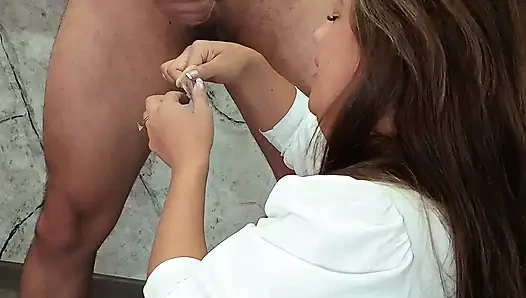 Tante seksi latina lagi asik nyepong kontolku di rumah, dan aku ngentot memeknya habis-habisan di ruang tamu sampai dicrot di dalam!