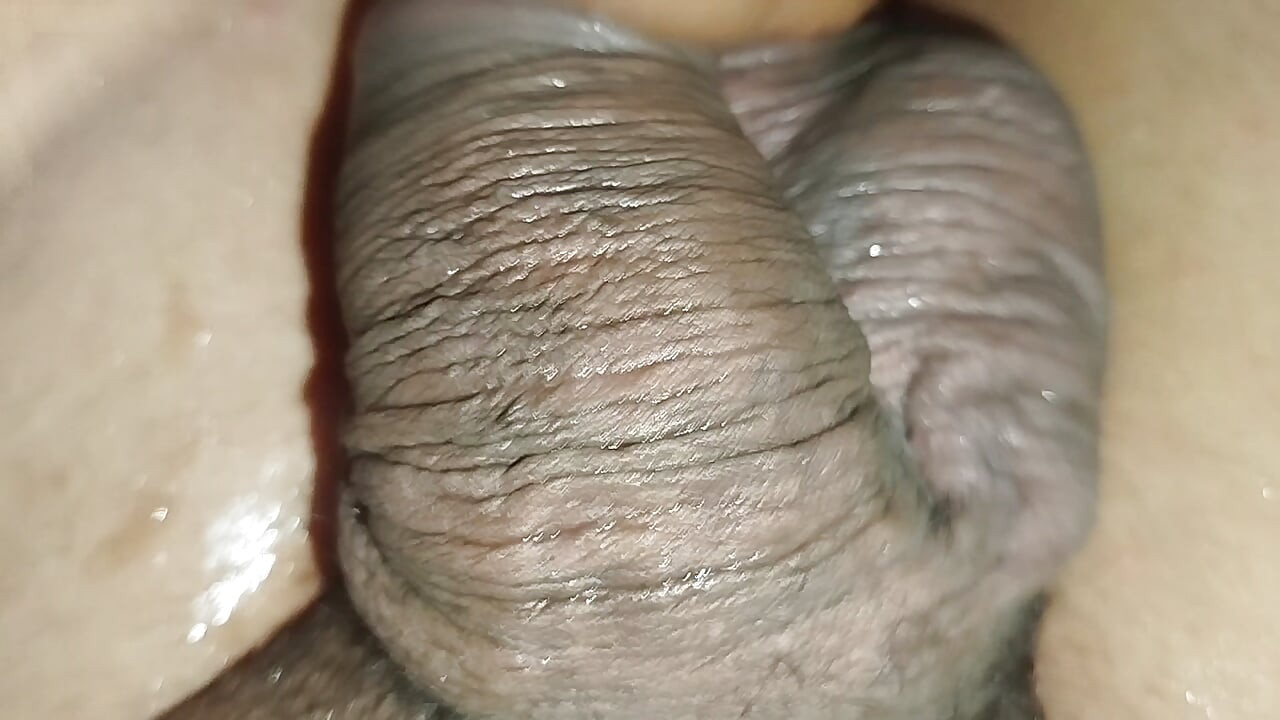 Đá lạnh lên dương vật