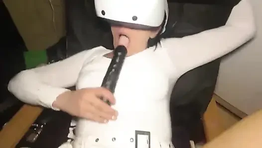 Ich erwischen meine stiefschwester beim spielen mit einer VR-brille