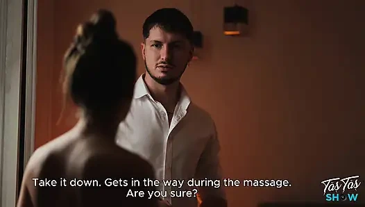 Великолепную брюнетку трахает ее массажист - ролевая игра Laura