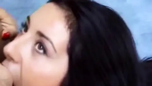 Ateşli evli kadın bir yabancıyla sikişiyor