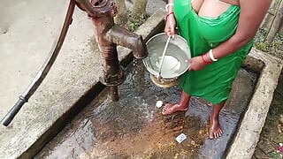 Desi bhabhi nahate hue mast lagti hai