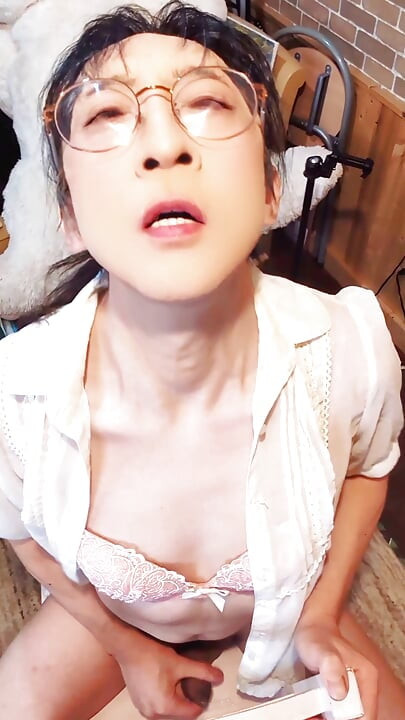 I want you to my anus. I am transgender in Japan. When you put a in your anus, you fall into pleasure like an electric shock. I couldn't stand the waves of comfort that were rising and couldn't help but scream. I want to have a pleasant anal masturbation together.