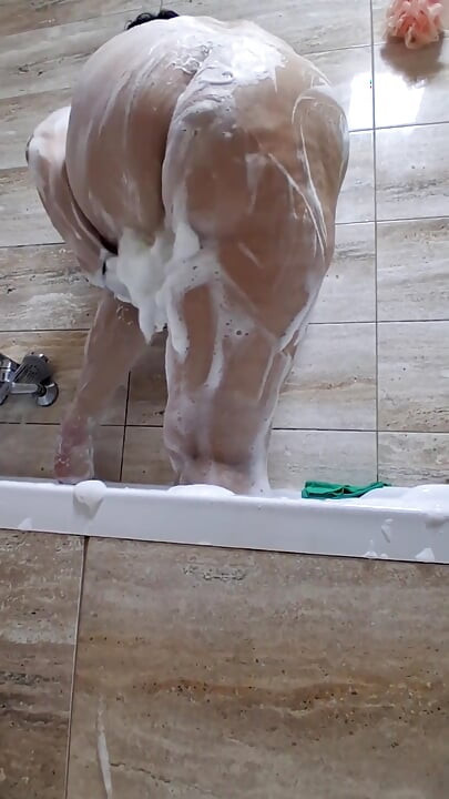 Žena sa velikim dupetom se tušira