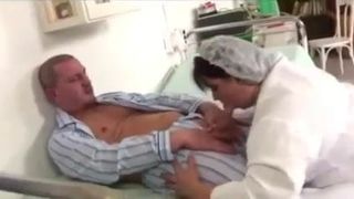 Une infirmière BBW s&#39;occupe de la bite