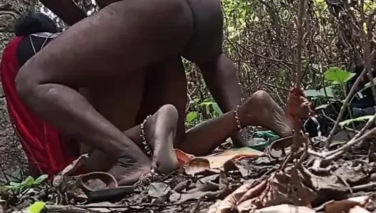 Pasangan kepergok di hutan
