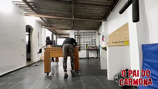 Bad Melli'i çıplak bırakan bilardo oynuyor