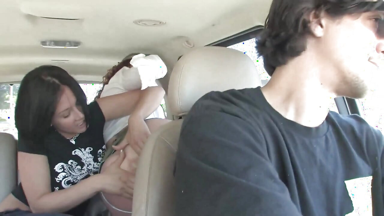 Senzualna crvenokosa razvaljena od dva