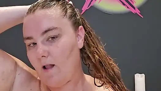 Ashley banyo saç yıkamasını oyuncak oyununa dönüştürüyor