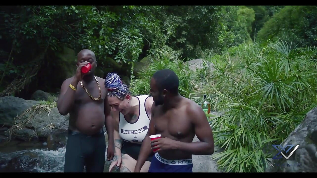 Kontol turis ini dientot sama 2 kontol raksasa pria kulit hitam