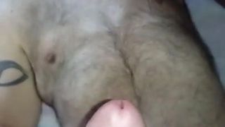 Masturbando com um papai peludo