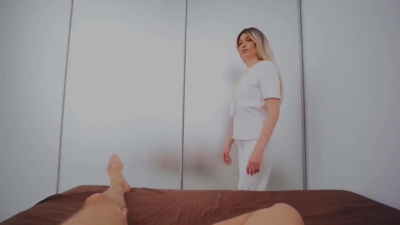 POV: Hot Blonde Doctor reparerer min ødelagte pik med femdom og flere sprøjt