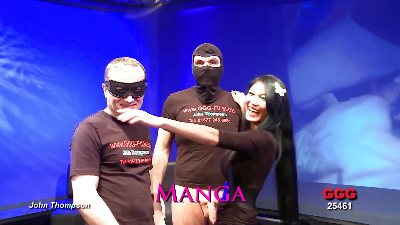 문신을 한 갈색 머리의 갱뱅을 당하고 여러 차례 사정으로 덮혀