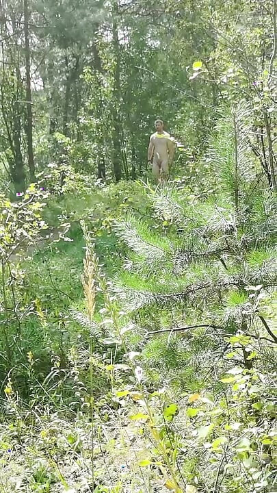 Ruski nudist šeta potpuno gol u prirodi