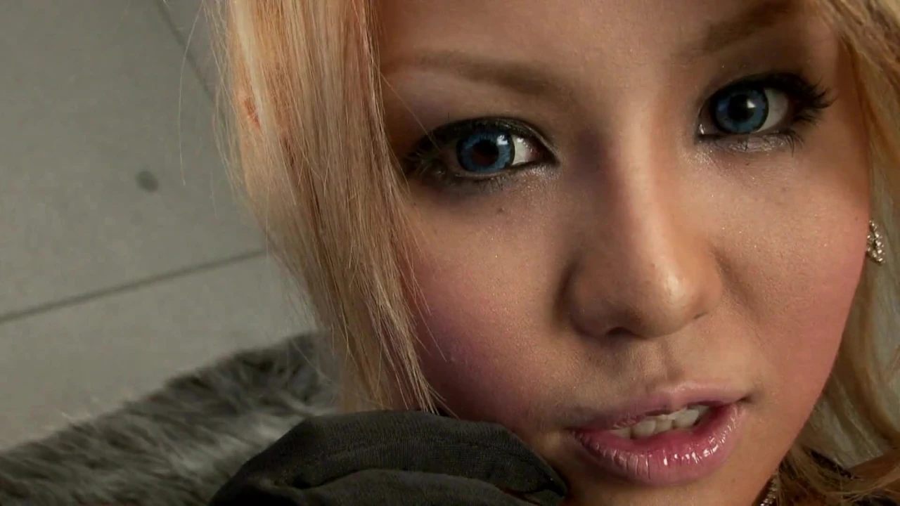 Japanese glam babe is not so classy after all