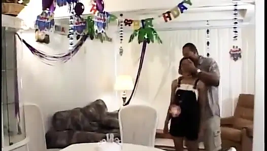 Sulu dudaklı siyah kaltak kanepede siyah bir yarağı sikiyor