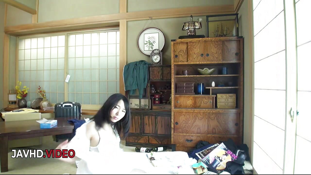 Strastvena azijska božica Ayumu Ishihara pruža ozbiljno japansko blaženstvo pušenja.