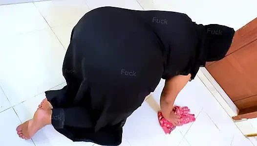 Ich spiele Wahrheit oder Pflicht mit meiner arabischen stiefmutter mit dickem arsch! Jetzt putzt sie mein zimmer wie doggystyle