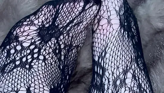 Spiel mit einem langen bein in sexy absätzen und strumpf