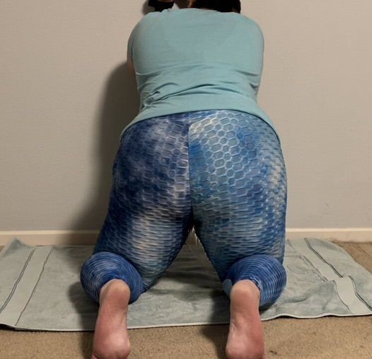 Amb3erlynn desperately needing to pee in her tight blue leggings