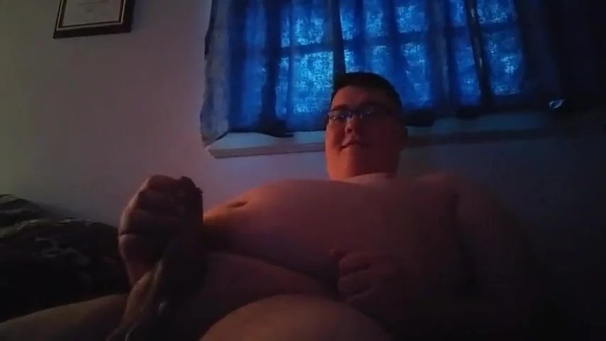 Ragazzo paffuto si masturba