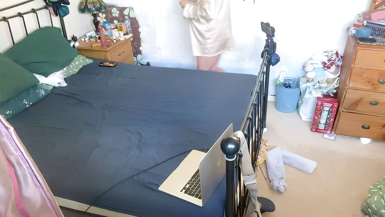 Các nhà xây dựng để mình qua cổng sau và nhìn qua cửa sổ đang mở trong khi cô ấy khỏa thân và thủ dâm