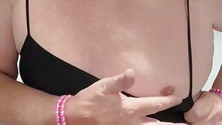 Reifer Transvestit TVrose im süßen rosa Keuschheitskäfig, zeigt kecke Nippel im sexy schwarzen Kleid