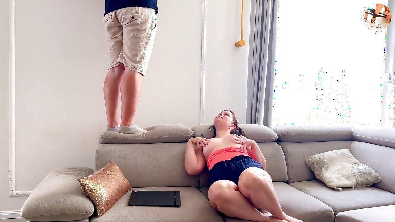 Door te kijken hoe hij de airco re fixeerde, wilde ik aan zijn lul zuigen