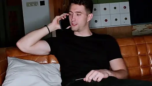 Meine stiefschwester wartet auf mich mit einem spielzeug in ihrem arsch, bereit, ihren mund mit sperma zu füllen
