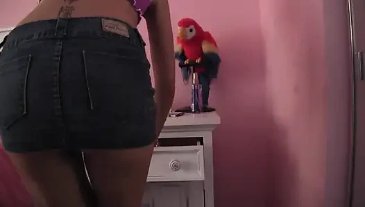 Lesbian remaja cantik bermain dengan vibrator saat tante girang menangkapnya dan bergabung untuk bercinta