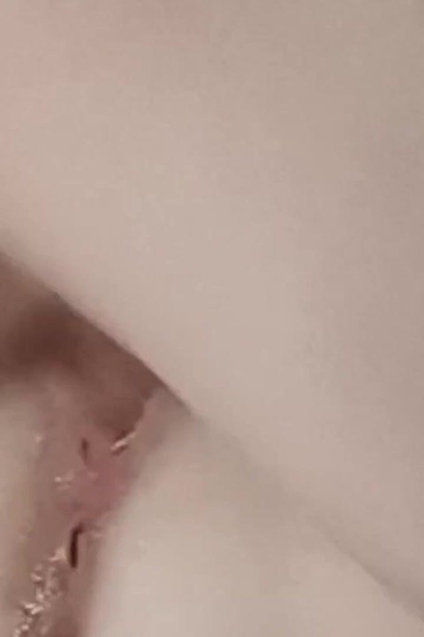 Yarağına işiyorum ve o beni sikiyor ve amcığıma boşalıyor