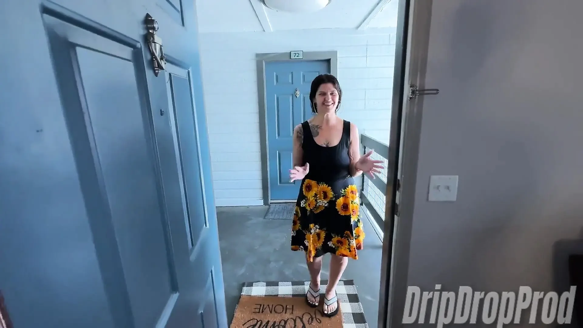 Dripdrop Psilo Siren是隔壁的熟女, 她和她的邻居做爱, 直到她潮吹并被内射!