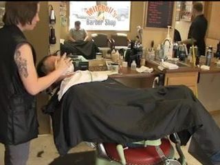 Phụ nữ cắt tóc cạo mặt