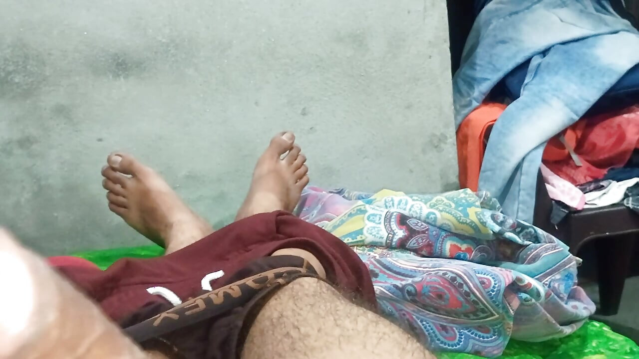 Bhabhi leszopta a farkam és megdugtam a szűk punciját