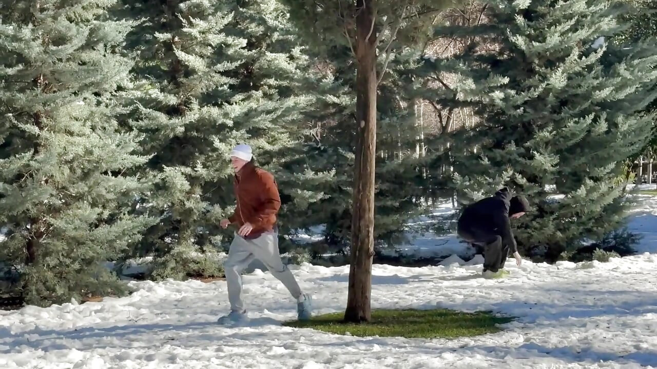 Los Chicos Se Llevaron Mientras Jugaba Bolas De Nieve Y Se Retiraron a Una Pequeña Habitación En El Parque Para Tener Sexo.