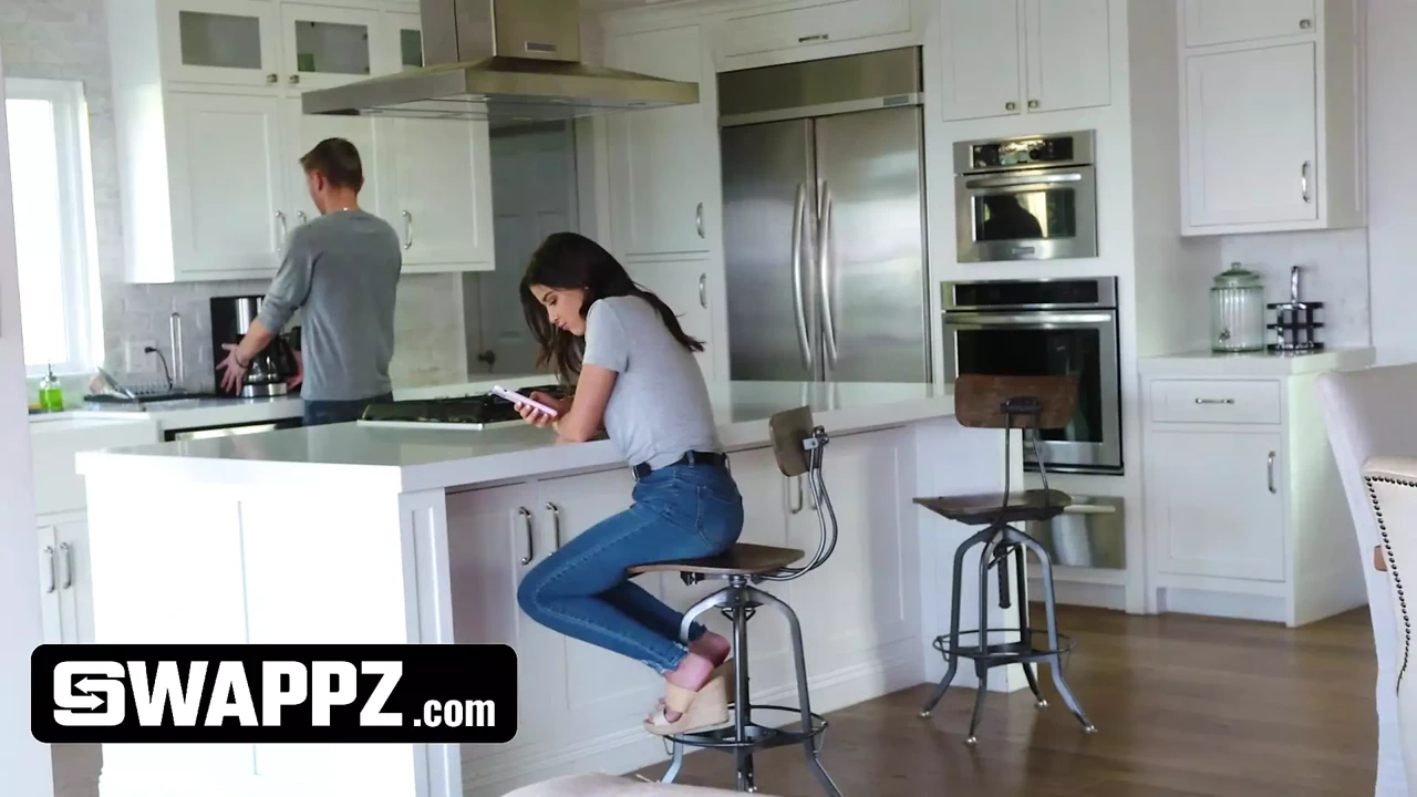 Swappz - 用我们的小继妹Kylie Rocket和Lily Larimar玩万圣节4P