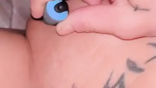 Sexy MILF plays with her vibrator till she cums!!