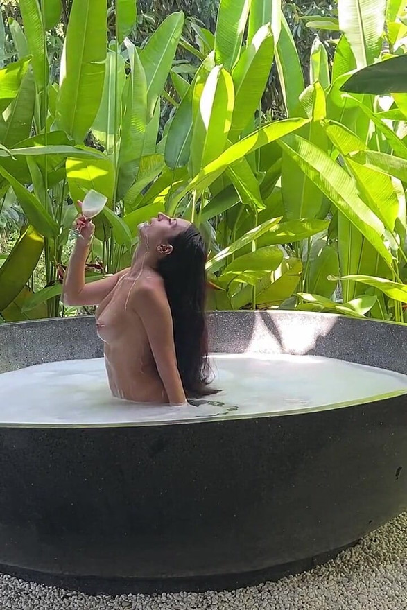 Jungle Bath desnuda - detrás de escena